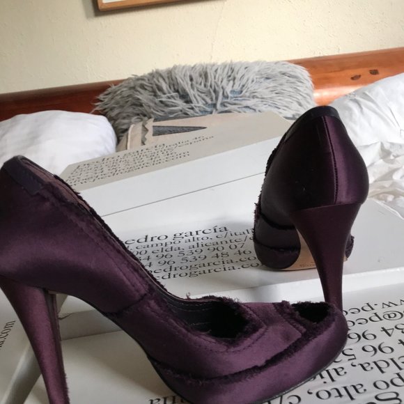 Pedro Garcia silk satin size 6.5 pump heels (4") with fringed edges & peep toes - Picture 1 of 9
